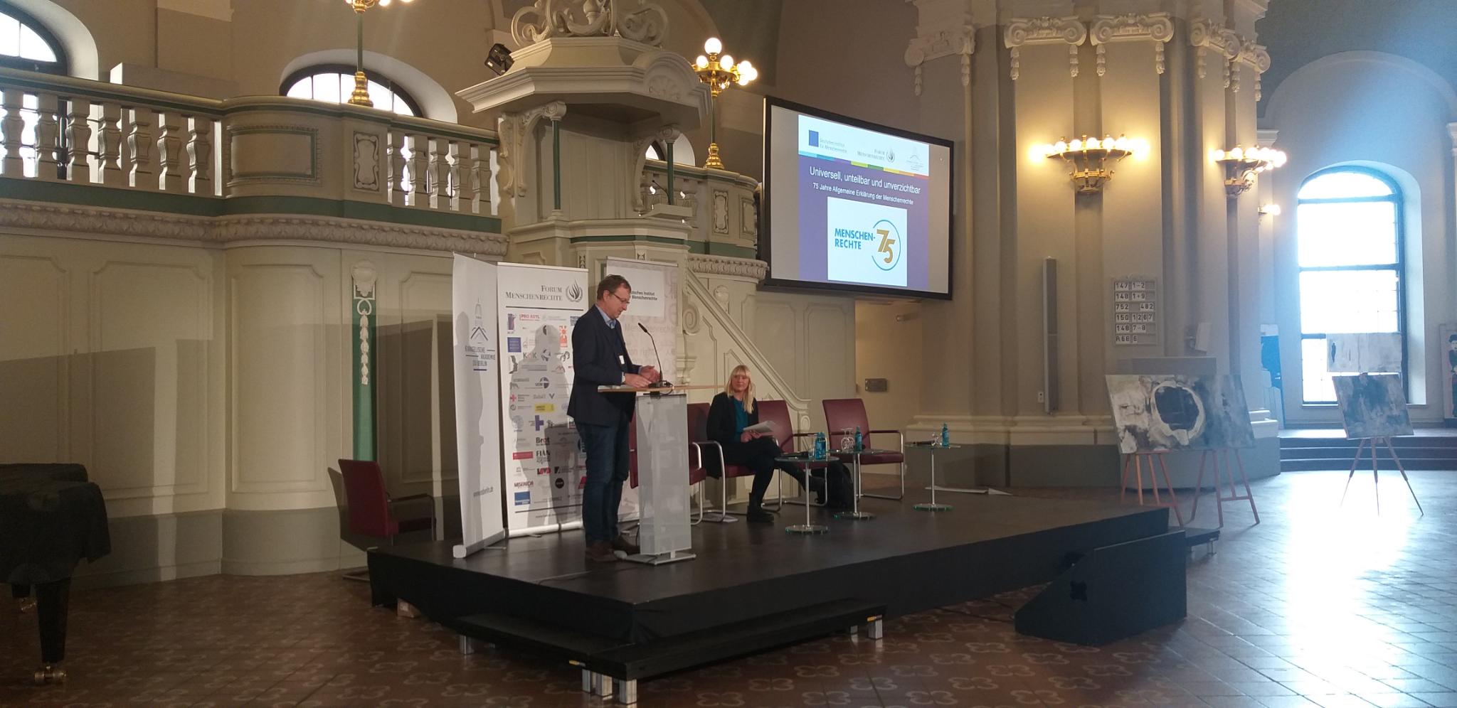 Jochen Motte begrüßt Luise Amtsberg.