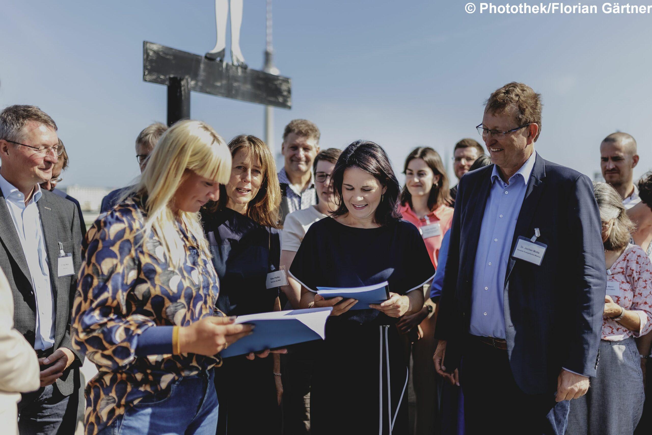 Vertreter:innen des Forum Menschenrechte übergeben die Aide-Mémoires an Außenministerin Annalena Baerbock.